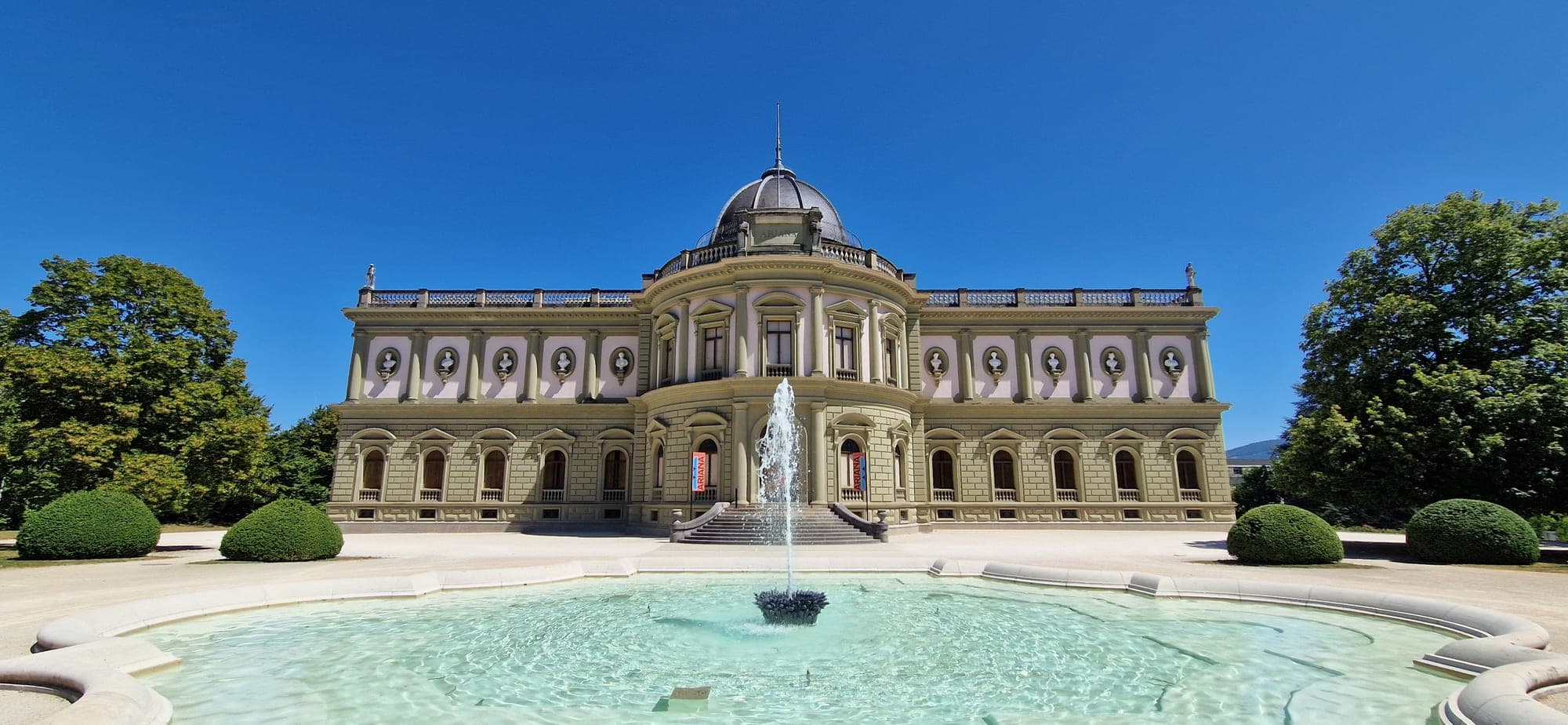 The Musée Ariana behind its fountain in Geneva